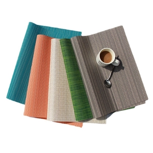 Ensemble de sets de table tissés en PVC colorés en bleu, orange, beige, vert et brun