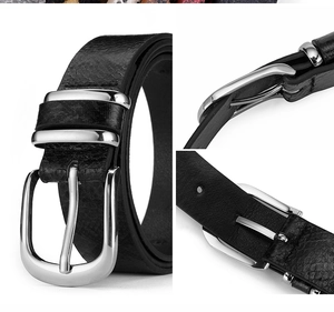 Détail de ceinture vintage noire en cuir serpent avec boucle à ardillon argentée chic
