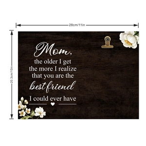 Detail of wooden Mother's Day photo frame with 28x20.3cm dimensions and a vintage metal clip