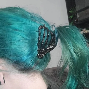 Molletta per capelli nera a forma di mano di scheletro per acconciatura a coda