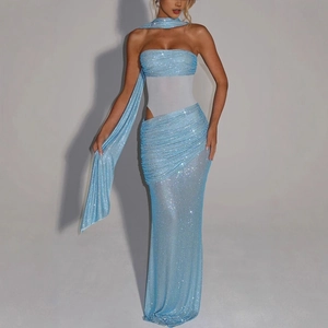 Ensemble bleu clair à paillettes avec haut bustier, jupe longue et écharpe