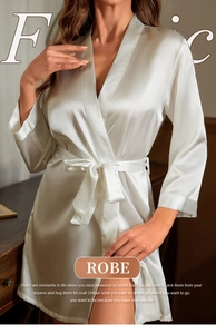 Vue détaillée du peignoir en satin champagne satiné avec ceinture élégante et col en V