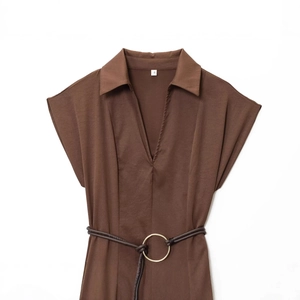 Vestido midi marrón oscuro con cuello de solapa y cinturón de aro dorado sobre fondo blanco