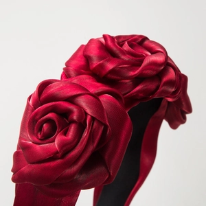 Serre-tête élégant avec rose 3D en satin rouge et pétales faits main pour coiffure de fête