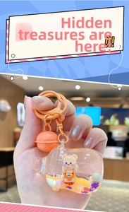Gros plan d'un ourson mignon dans un flacon de liquide avec un cordon orange vif