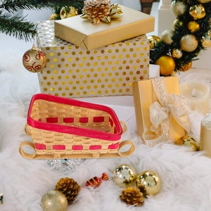 Kerstslee gevlochten houten mand met rode accenten voor feestelijke geschenken en decoratie