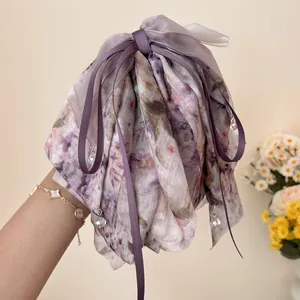 Elegante molletta per capelli in chiffon floreale viola con nastri lunghi e cristallo