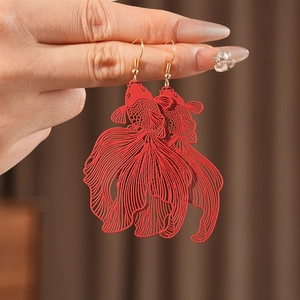 Vue détaillée de boucles d'oreilles carpe koï rouges en métal évidé avec style crochet