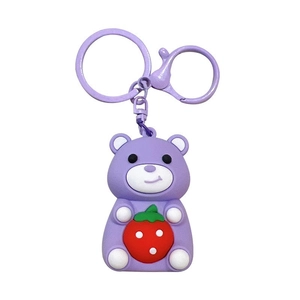 Simpatico portachiavi a forma di orsetto viola con fragola rossa in silicone per borsa
