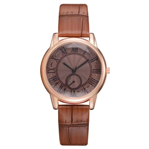 Reloj vintage de mujer oro rosa con correa de cuero marrón y esfera con números romanos