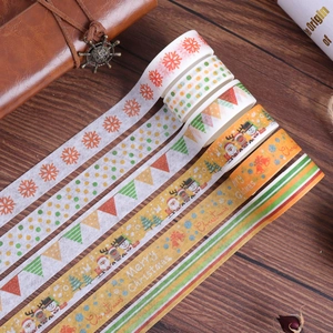 Dettaglio del set di washi tape natalizi con fiocchi di neve e Babbo Natale su legno