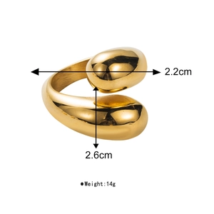 Macro view showing dimensions of 2.2cm x 2.6cm and 14g weight for the golden chunky ring