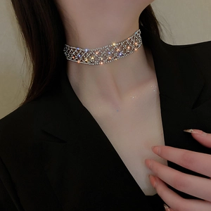 Détail d'un collier choker large en strass scintillants porté par un mannequin
