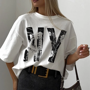 Détail de l'imprimé vintage NY Brooklyn sur un t-shirt blanc en coton pour femme