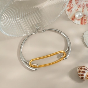Detailansicht des zweifarbigen Gold-Silber-Metallarmbands mit Hochglanz-Finish-Design