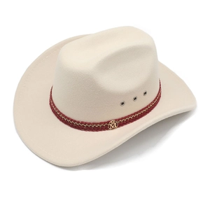 Détail d'un chapeau de cowboy en feutre écru avec boucle M dorée et ruban tressé