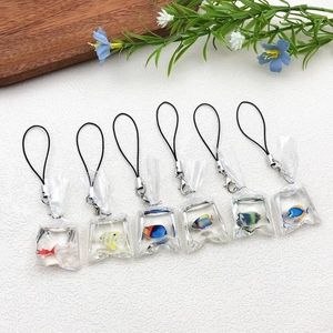 Detailansicht von sechs Goldfisch-Wasserbeutel-Anhängern für DIY-Schmuck und Schlüsselanhänger