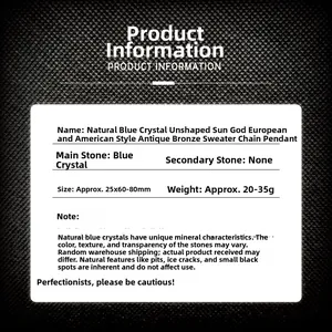 Macro-detail van natuurlijke blauwe kyaniet ruwe steen hanger met bronzen zonnekader