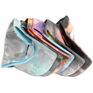 Détail de casquettes en coton tie-dye montrant les œillets métalliques et les attaches