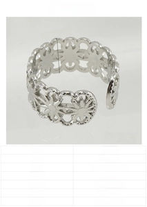 Detail of hollow floral pattern ring with 9.6mm width and 3g weight specifications
