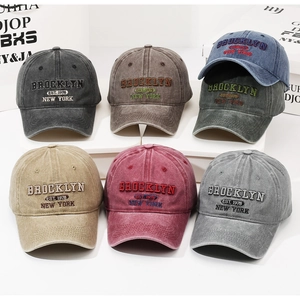 Détail de casquettes en coton délavé vintage avec broderie Brooklyn haute densité