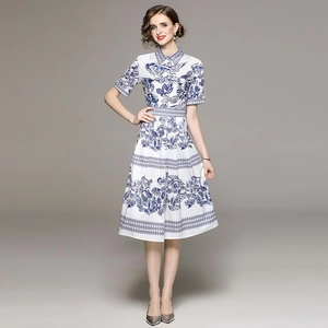 Robe chemisier blanche élégante à imprimé floral bleu avec taille haute et coupe évasée