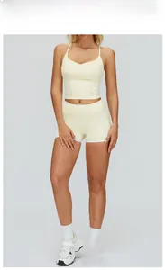 Mannequin portant ensemble de yoga jaune abricot avec top court et short assorti