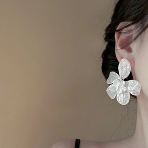 Elegant white resin flower earrings for women with shell texture on model display