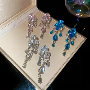 Orecchini geometrici a goccia con finitura argento e cristalli colorati brillanti