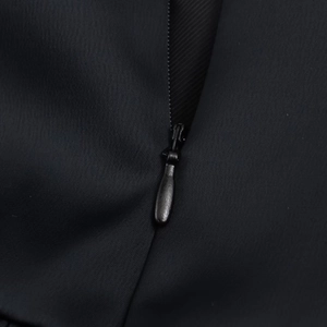 Détail de la fermeture éclair invisible sur une robe courte bouffante noire texturée