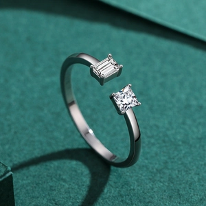 Elegant S925 sterling silver bypass ring with emerald and princess cut cubic zirconia