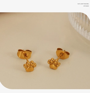 Vue détaillée des boucles d'oreilles patte de chat en or 18K avec texture mate élégante