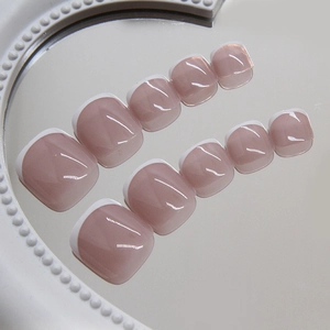 Faux ongles d'orteils français minimalistes avec pointes blanches sur surface miroir