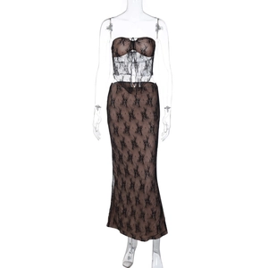 Détail de l'ensemble haut bandeau et jupe midi en dentelle noire ajustée sur mannequin