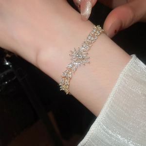 Vue détaillée du bracelet fleuri en zircon étincelant sur le poignet d'un mannequin