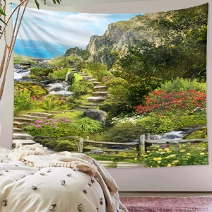 Landschafts-Wandteppich mit Bergmotiv und Bachlauf, aufgehängt über einem Bett im Schlafzimmer
