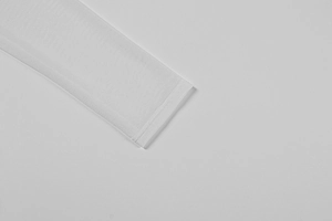 Nahaufnahme der hochwertigen weißen Strickstofftextur und nahtloses Ärmelbündchen-Detail