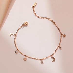 Bracciale minimalista in oro rosa 18K con ciondoli a stella e luna e cristalli