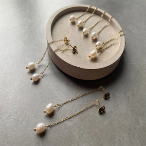 Boucles d'oreilles longues en perles d'eau douce baroques et acier doré