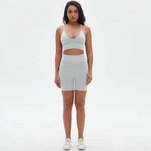 Nahtloses Yoga-Set in Hellgrau mit V-Ausschnitt Sport-BH und Kompressions-Shorts