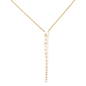 Collier élégant doré en Y avec pampilles de perles dégradées sur un fond blanc épuré