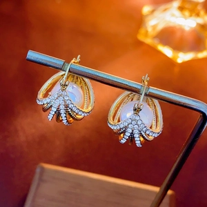 Détails de boucles d'oreilles créoles dorées avec perles et cristaux scintillants
