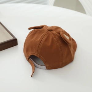 Détail du bonnet d'ours pour bébé avec tissu en coton caramel et sangle réglable