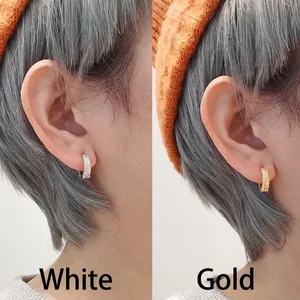 Elegant gepflasterte Creolen in Gold- und Silbertönen mit funkelnden Strasssteinen