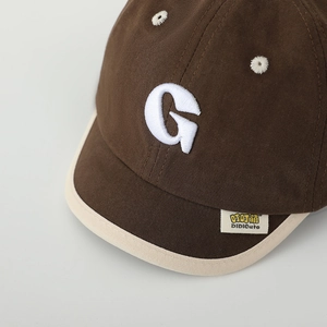 Kids minimalist brown cotton baseball cap with G letter embroidery and short brim