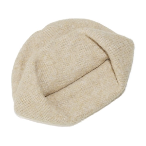 Primer plano del gorro de punto beige avena con textura térmica gruesa y fibras suaves
