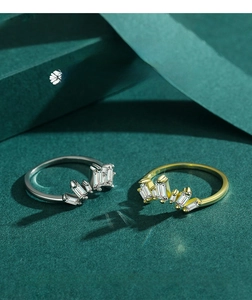 Dettaglio macro dell'anello a corona con cinque zirconi rettangolari in oro e argento