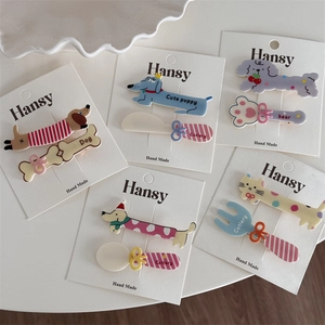 Vue à plat de barrettes colorées en acrylique chat et chien sur cartes de présentation