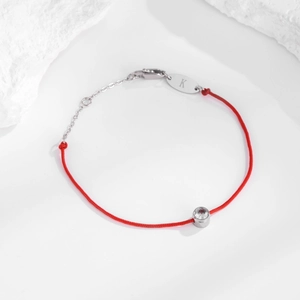 Bracelet minimaliste en corde rouge tressée avec chaîne en argent et un charm diamanté