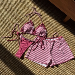 Détail d'un bikini à rayures rouges et blanches avec short à pois sur un tapis